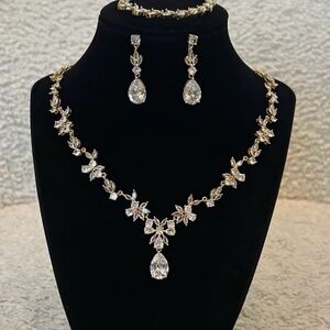 Swarovski Crystals Necklace Earring Bracelet Set